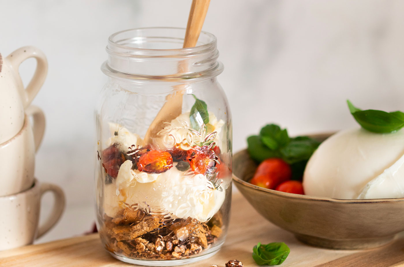 Crema dolce di mozzarella di bufala con pomodorini confit, semi di zucca e basilico