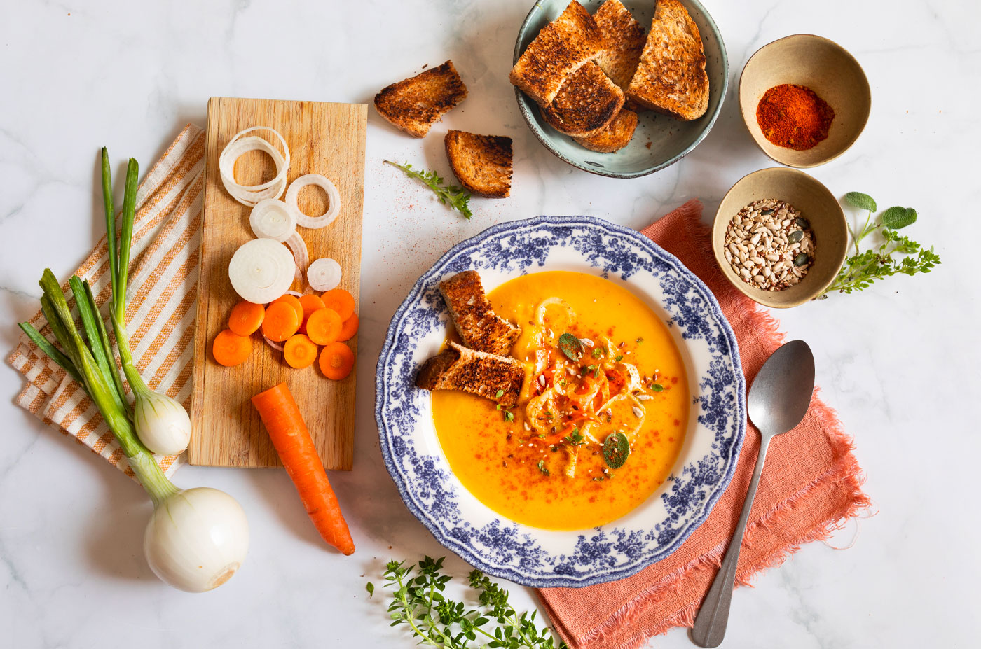 Zuppa fredda di carote caramellate con zenzero e spezie